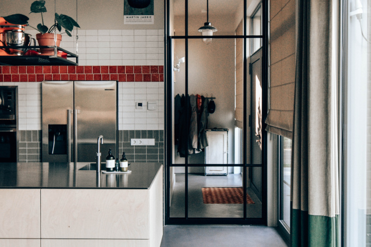 Maatwerk keuken van Thomas Bos Interieurbouw in industriële Scandinavische stijl met lichte berkenfronten en stalen accenten.