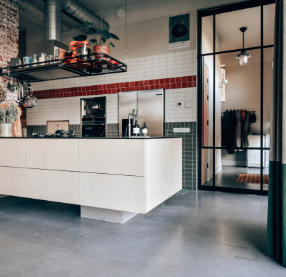 Maatwerk keuken van Thomas Bos Interieurbouw in industriële Scandinavische stijl met lichte berkenfronten en stalen accenten.