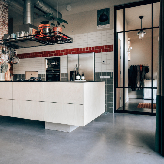 Maatwerk keuken van Thomas Bos Interieurbouw in industriële Scandinavische stijl met lichte berkenfronten en stalen accenten.