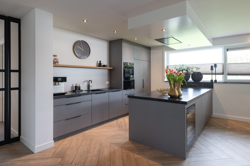 Moderne maatwerkkeuken met kwartsiet blad en grijze fronten – Thomas Bos Interieurbouw