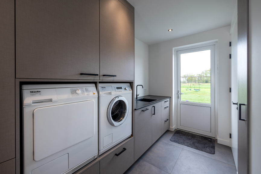 Functionele bijkeuken met maatwerkkasten in Deco Legno Linnenlook – Thomas Bos Interieurbouw.