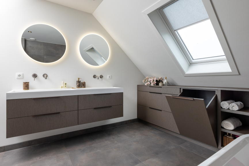 Moderne badkamer met maatwerk wastafelmeubel – Thomas Bos Interieurbouw.