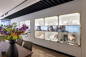 Moderne interieurbouw met goudkleurige details voor juwelierszaak