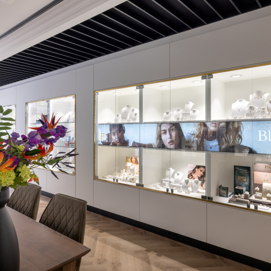 Moderne interieurbouw met goudkleurige details voor juwelierszaak