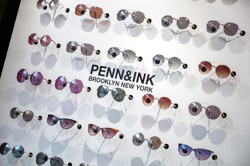 Detail van brillenpresentatie aan wand in eigentijds interieur