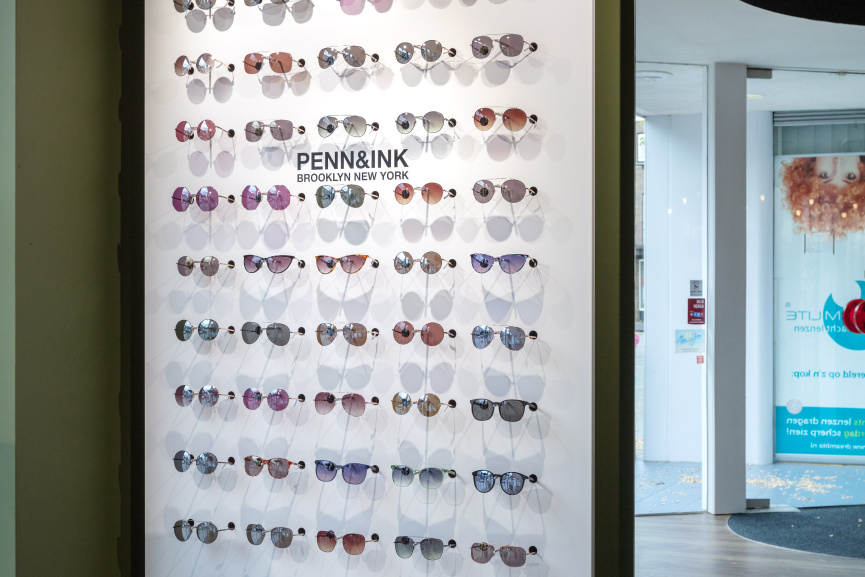 Detail van brillenpresentatie aan wand in eigentijds interieur