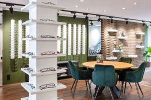 Optiekwinkel met maatwerk bar en industriële verlichting
