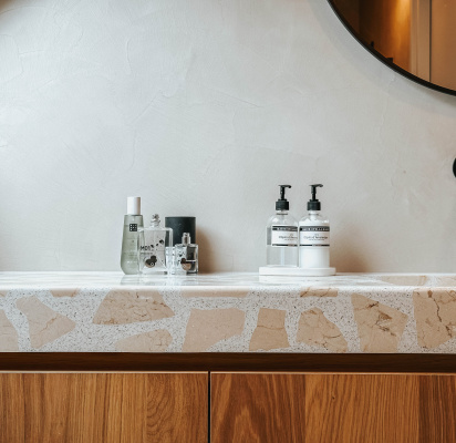 Badkamermeubel in blank eiken met terrazzo blad – Thomas Bos Interieurbouw.