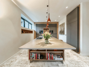 Moderne keuken met matgrijze fronten en eiken accenten – Thomas Bos Interieurbouw.