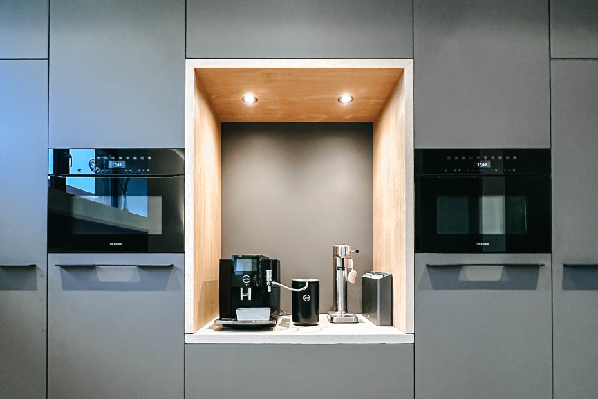 Houten nis met geïntegreerde verlichting in keuken – Thomas Bos Interieurbouw.