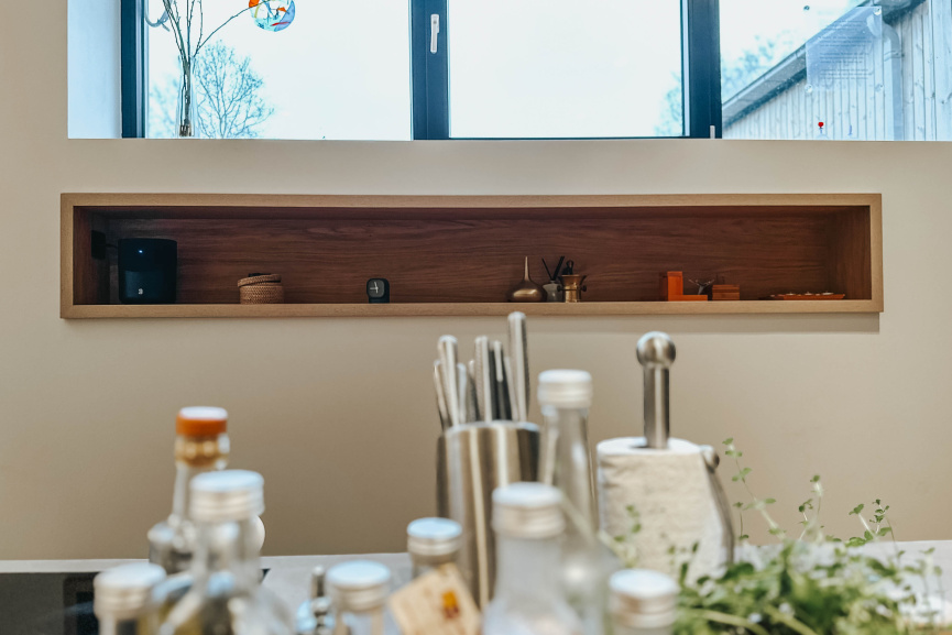 Moderne keuken met matgrijze fronten en eiken accenten – Thomas Bos Interieurbouw.