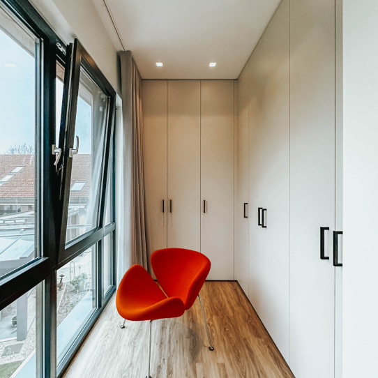 Inloopkast met matte fronten en zwarte grepen – Thomas Bos Interieurbouw.