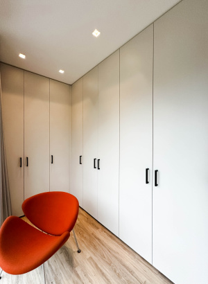 Inloopkast met matte fronten en zwarte grepen – Thomas Bos Interieurbouw.