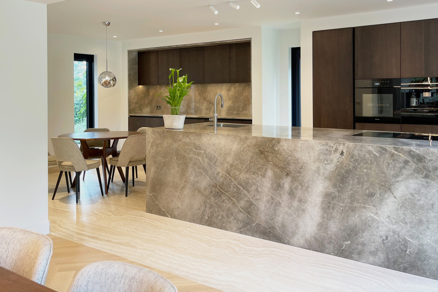 Luxe maatwerkkeuken met donker eiken fronten en natuurstenen kookeiland