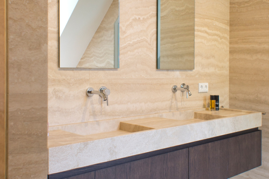 Detail van eiken badkamermeubel met geïntegreerde wastafels