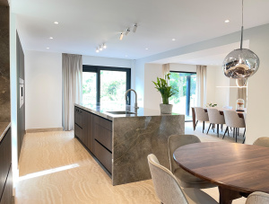 Open keuken met eetgedeelte en warme aardetinten