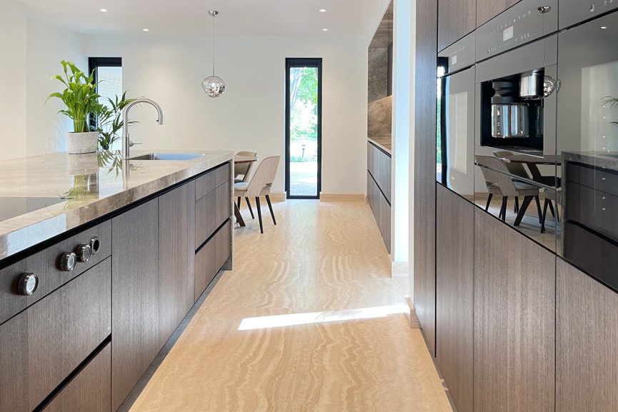 Open keuken met eetgedeelte en warme aardetinten